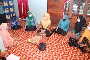 Ucapan Terima Kasih Mengalir dari Warga Atas Bantuan Sembako Ketua PKK & PT BSP